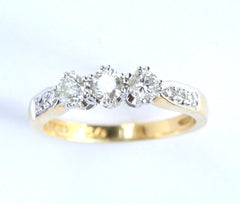 18ct yellow 3 stone & diamond shoulders