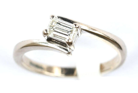 18ct White Solitaire Twist